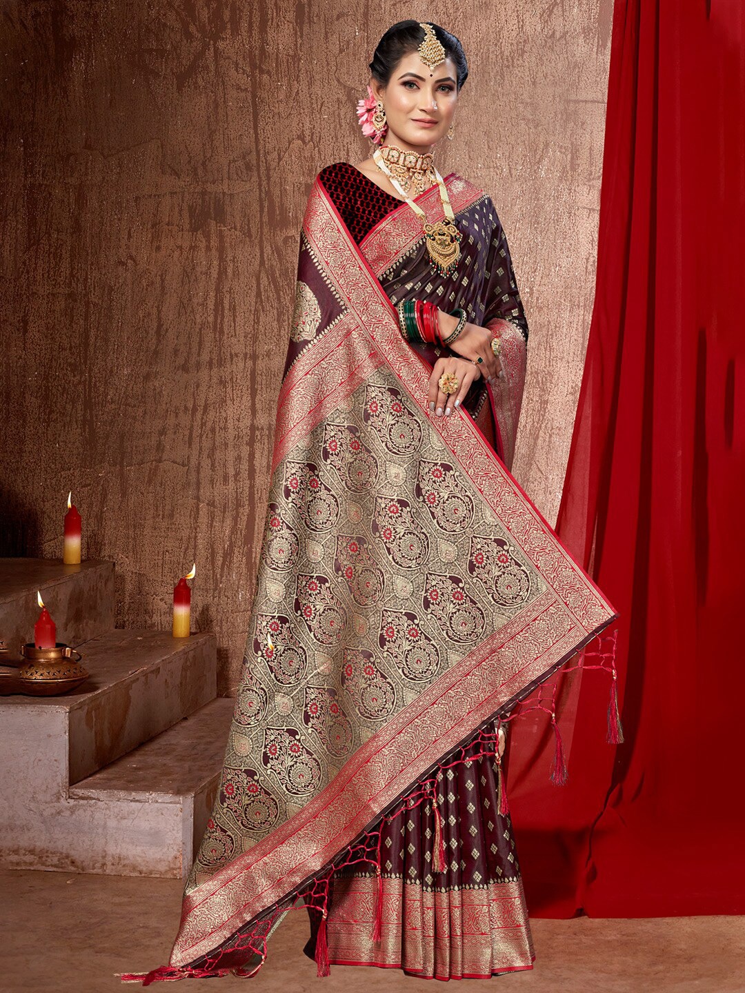 

SANGAM PRINTS Woven Design Zari Banarasi Saree, Maroon