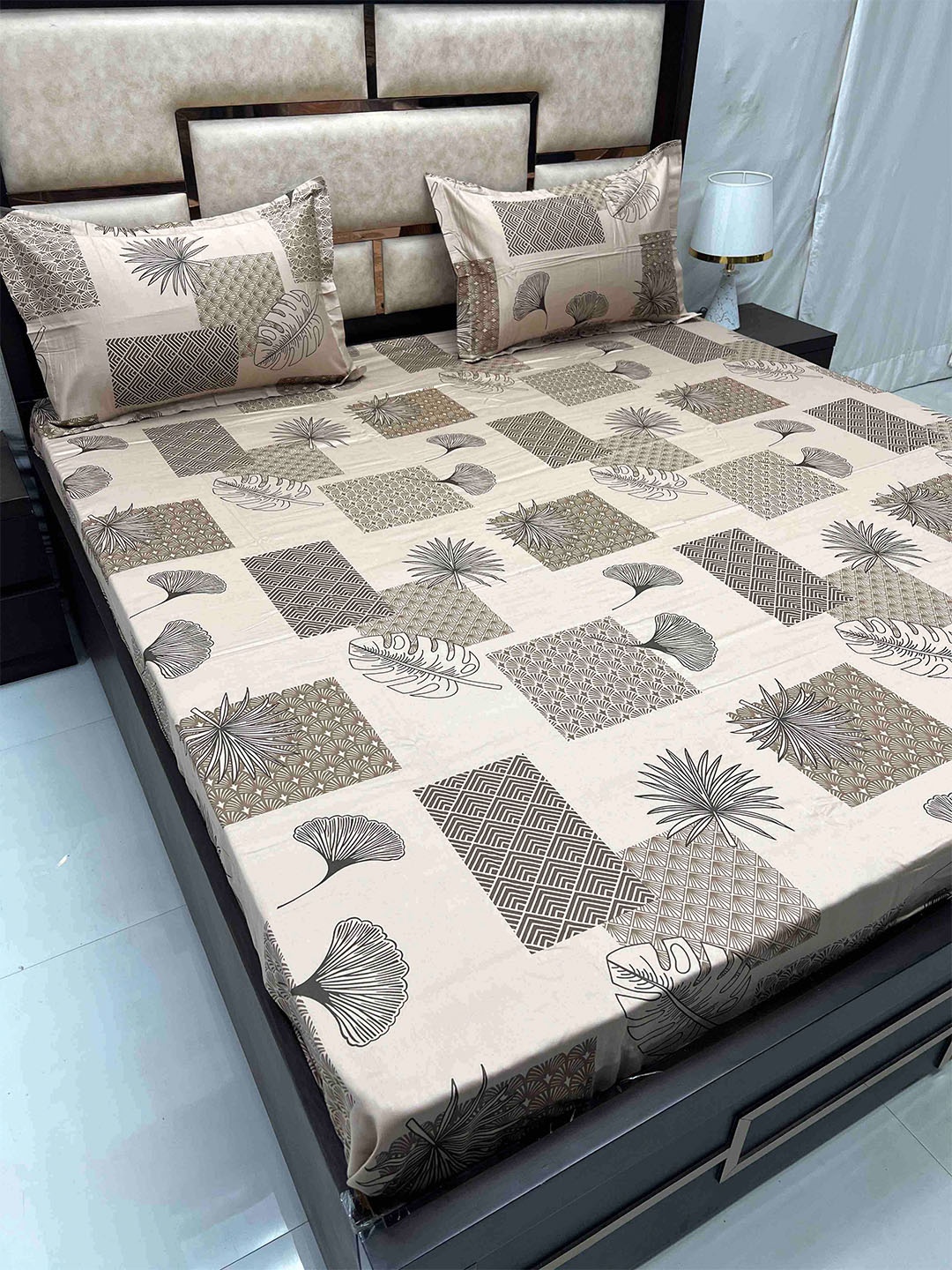 

Pure Decor Brown & Black Floral Cotton Super King Bedsheet with 2 Pillow Covers