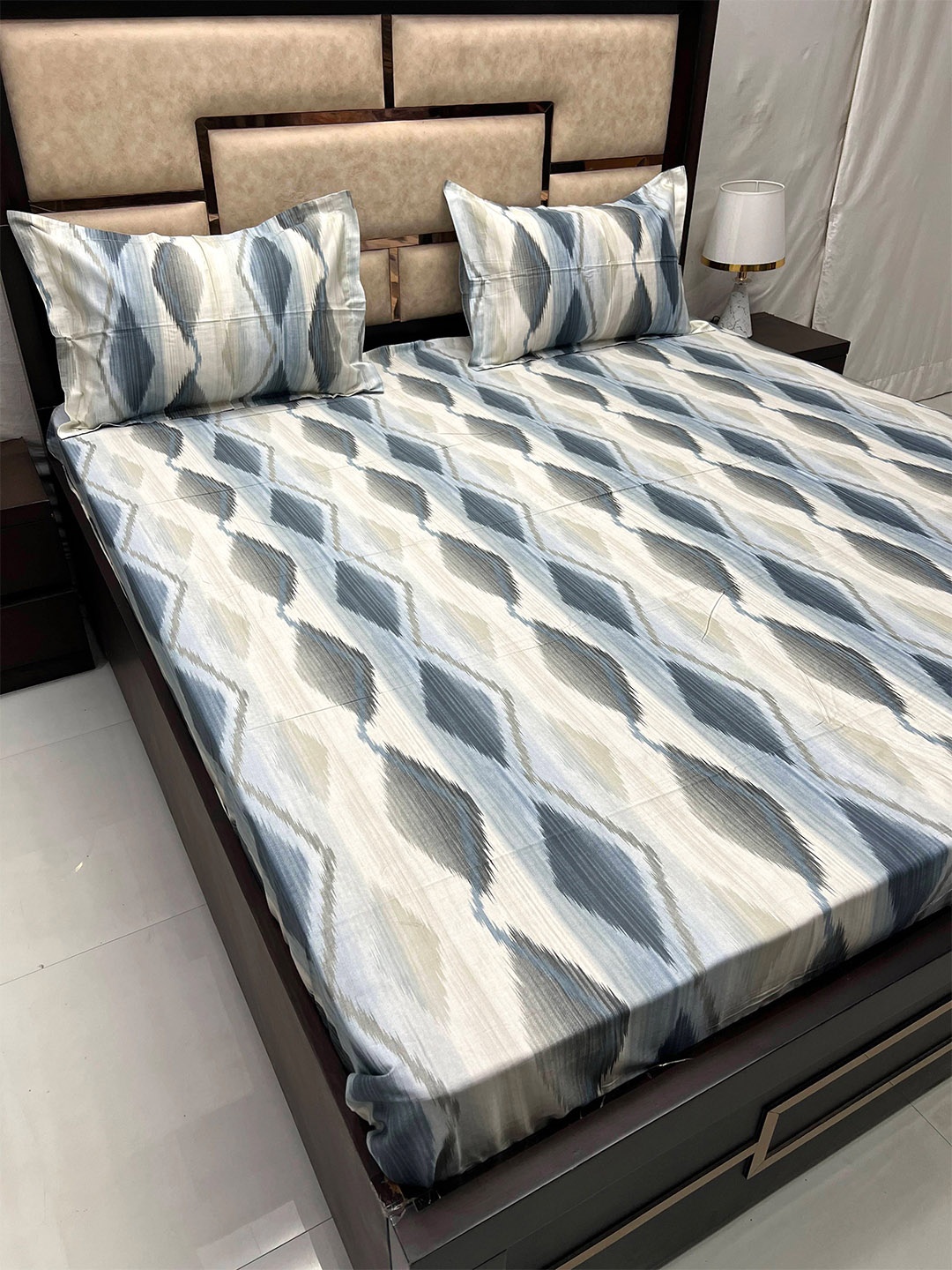 

Pure Decor Blue & White Abstract King Bedsheet with 2 Pillow Covers