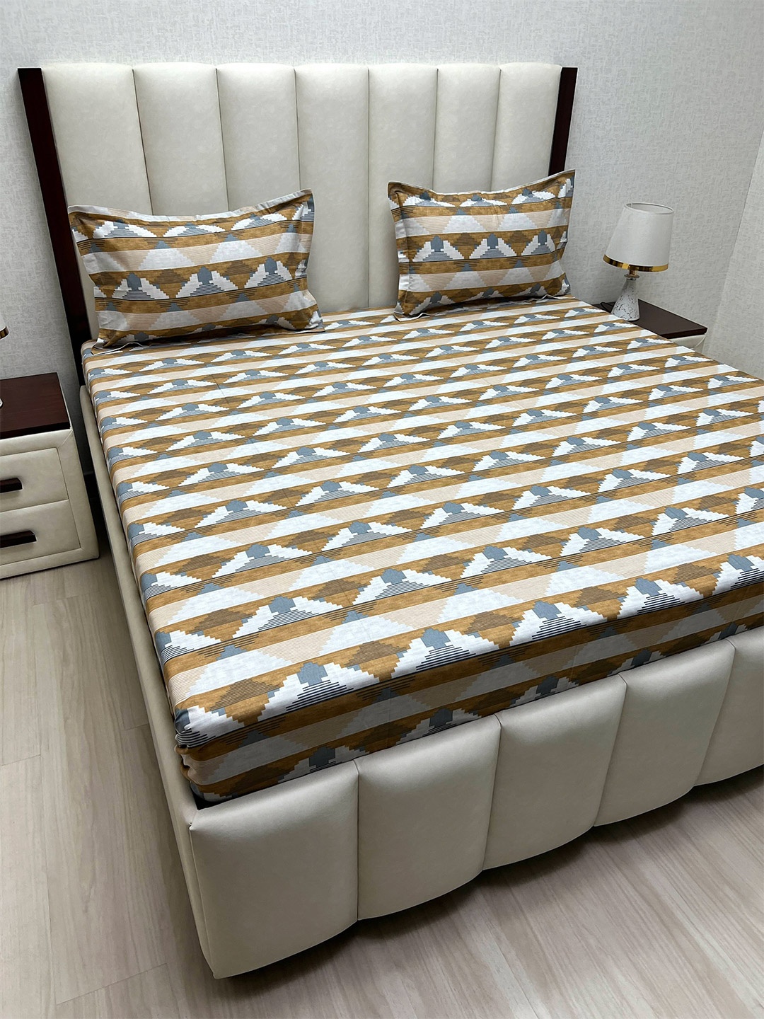 

Pure Decor Brown & White Abstract Cotton 400 TC Super King Bedsheet with 2 Pillow Covers