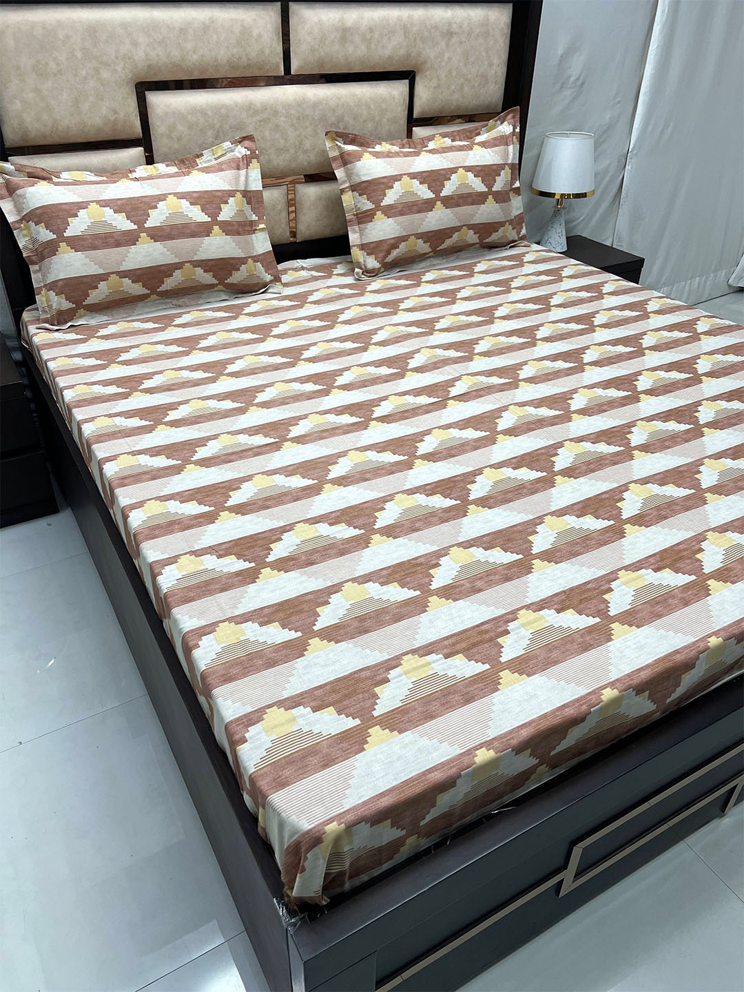 

Pure Decor Brown & White Abstract 400 TC King Bedsheet with 2 Pillow Covers