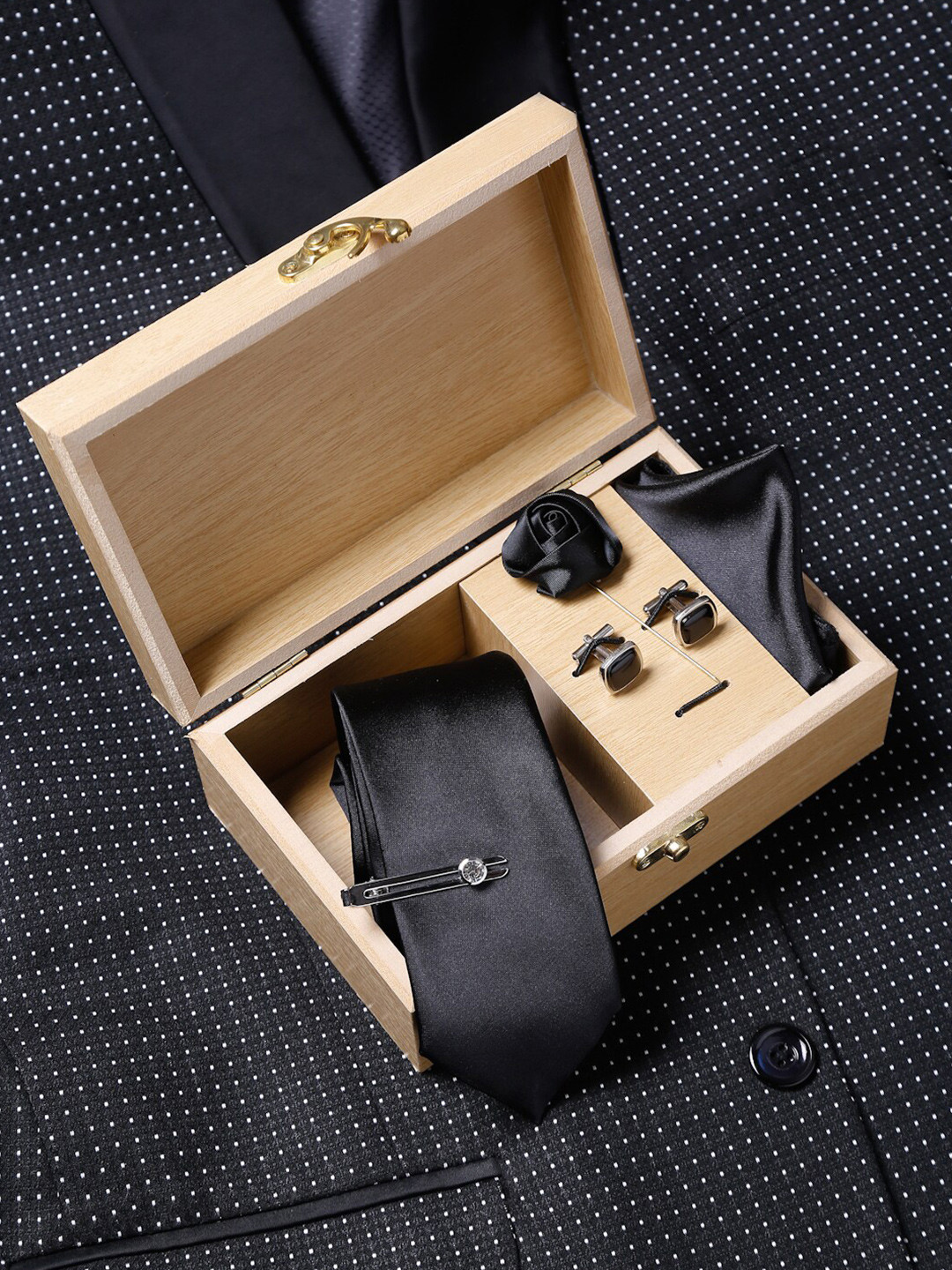 

LOUIS STITCH Printed Italian Silk Necktie Accessory Gift Set, Black
