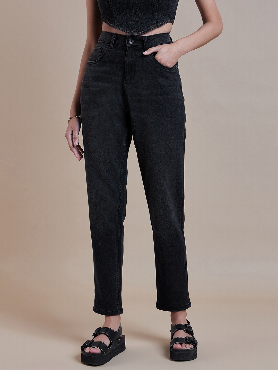 

The Roadster Lifestyle Co. Women Blue Comfort Boyfriend Fit Light Fade Stretchable Jeans, Black