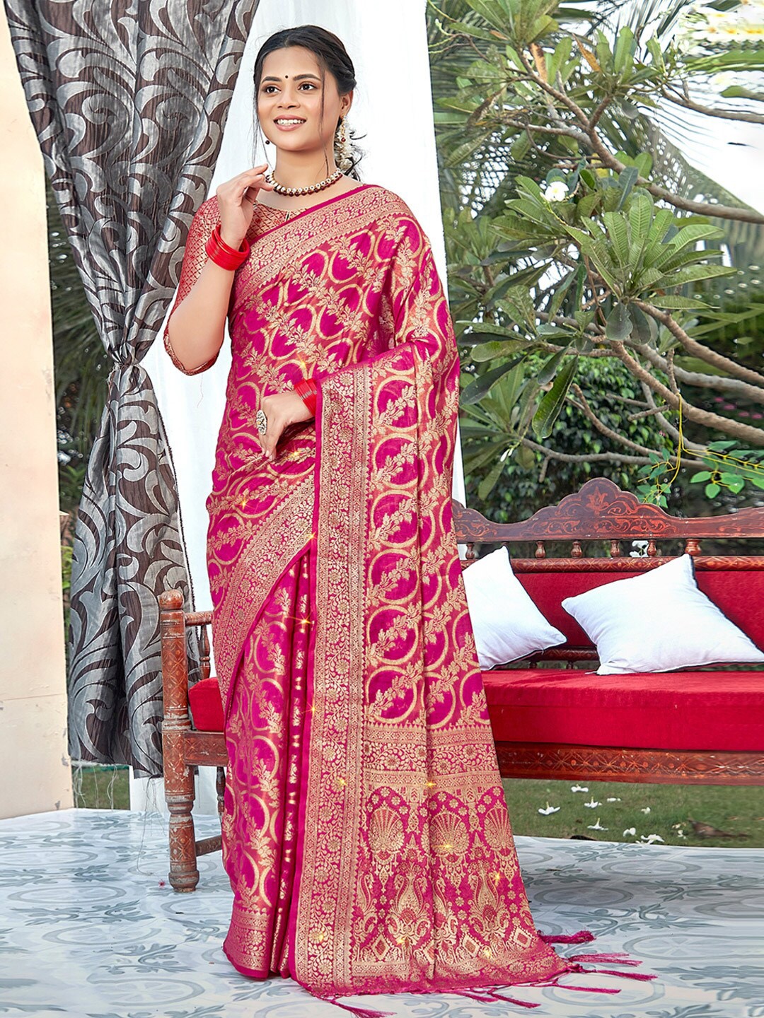 

Mitera Magenta & GoldToned Ethnic Woven Design Zari Organza Saree