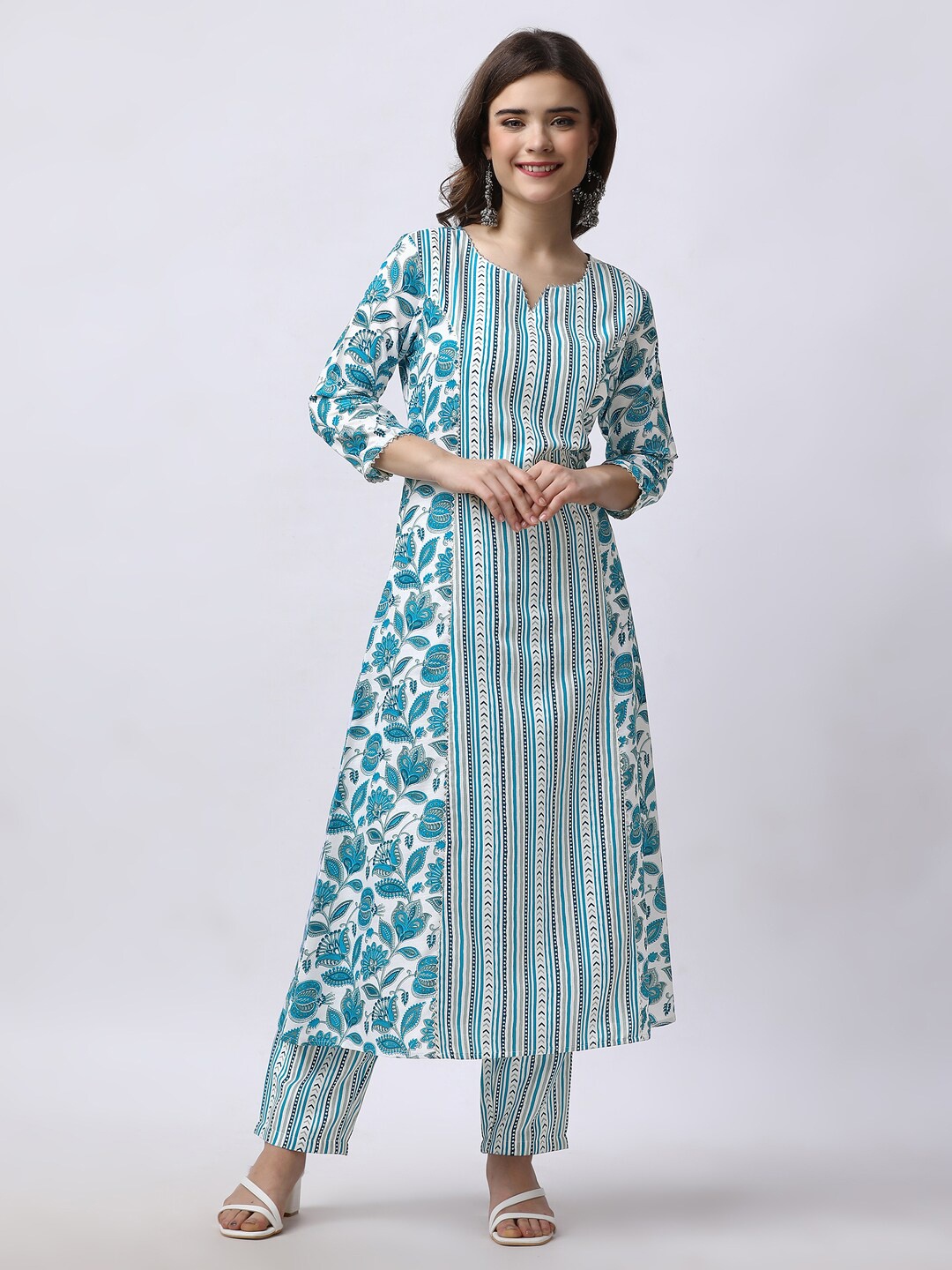 

FAB GALAXY Floral Printed Round V Neck Three-Quarter Sleeves Cotton Kurta Set, Blue