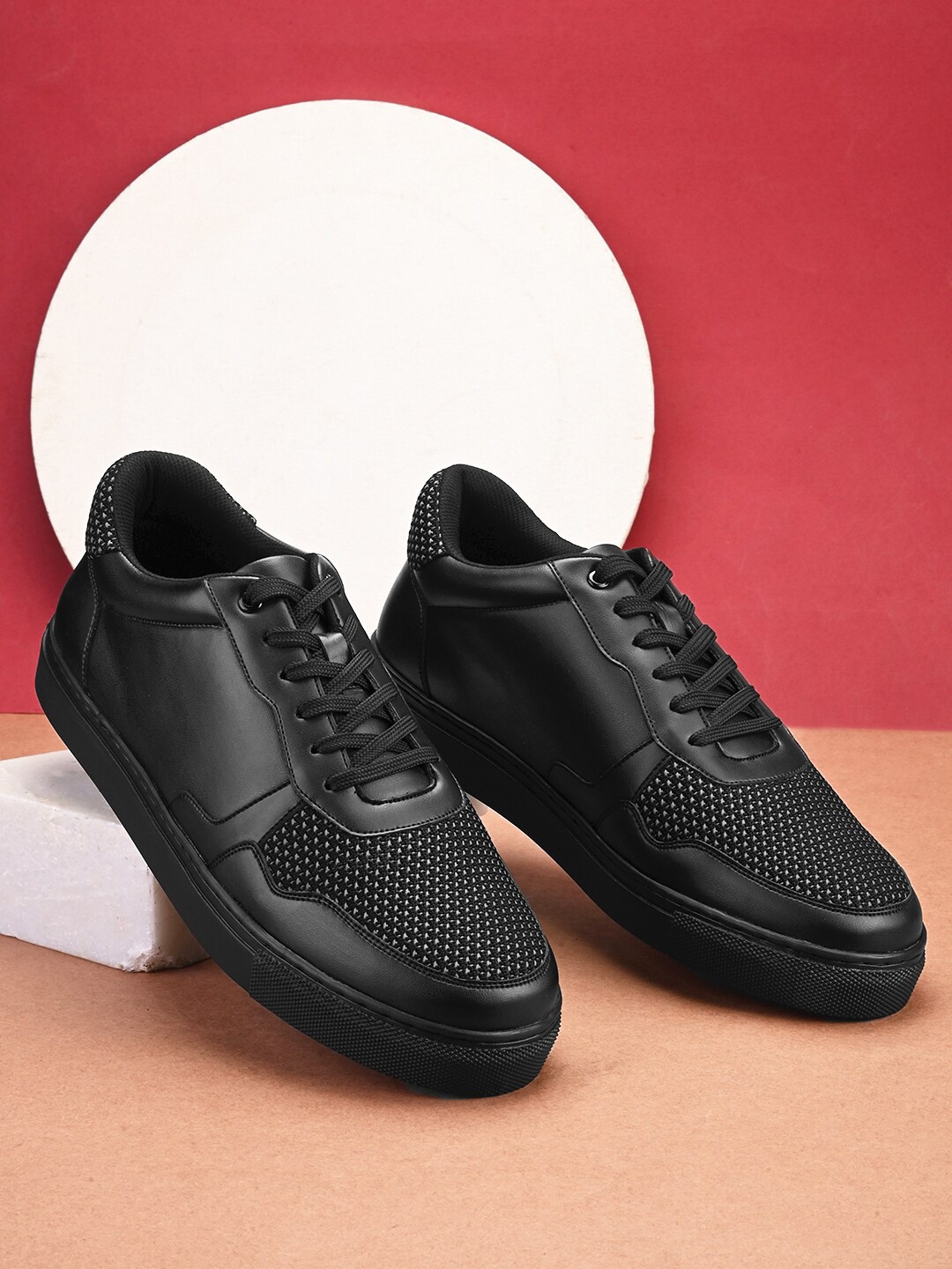 

HRX by Hrithik Roshan Men Textured Round Toe Lightweight Sneakers, Black