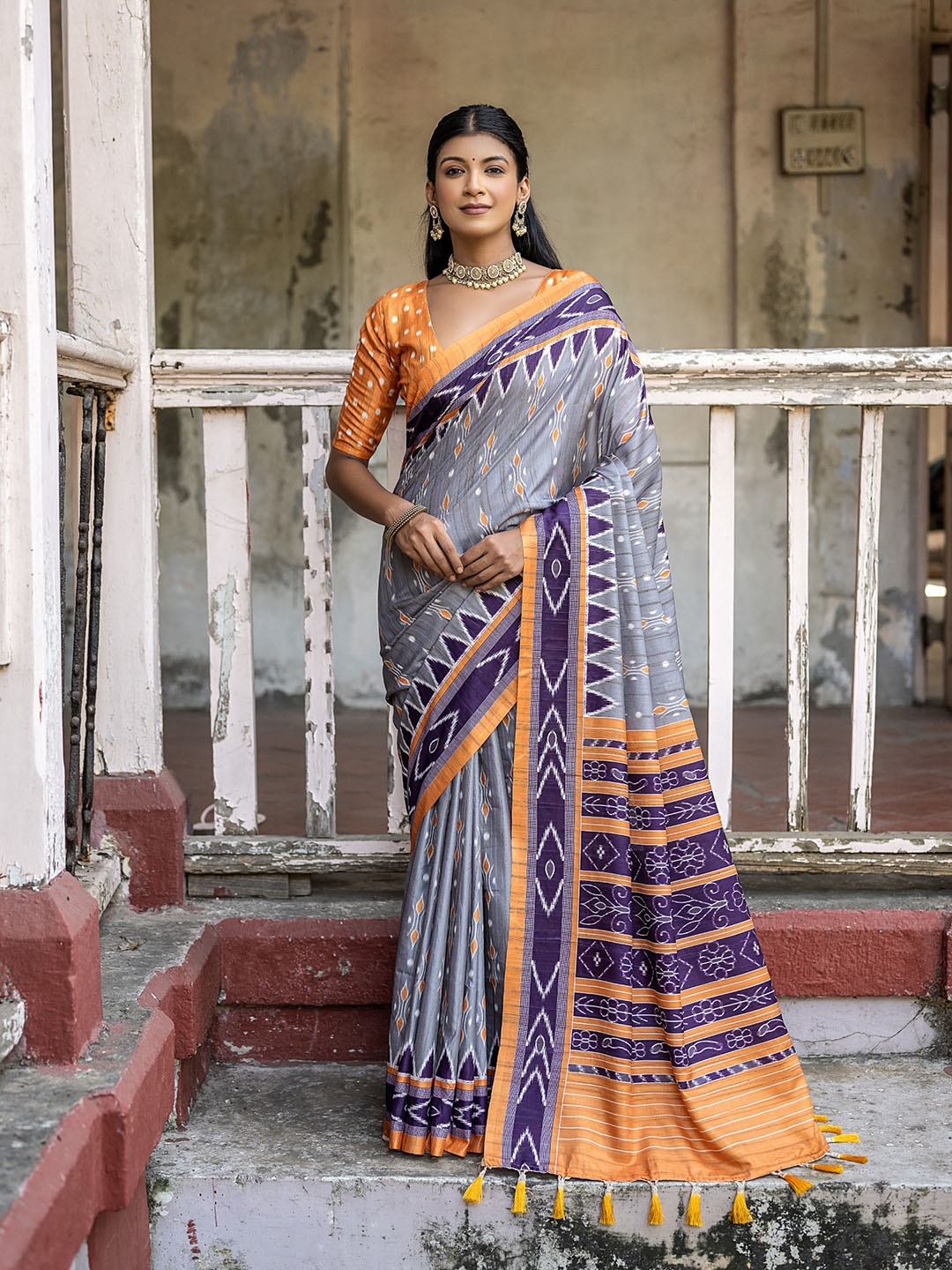 

VISHNU WEAVES Woven Design Ajrak Printed Ikat Saree With Tassels, Grey