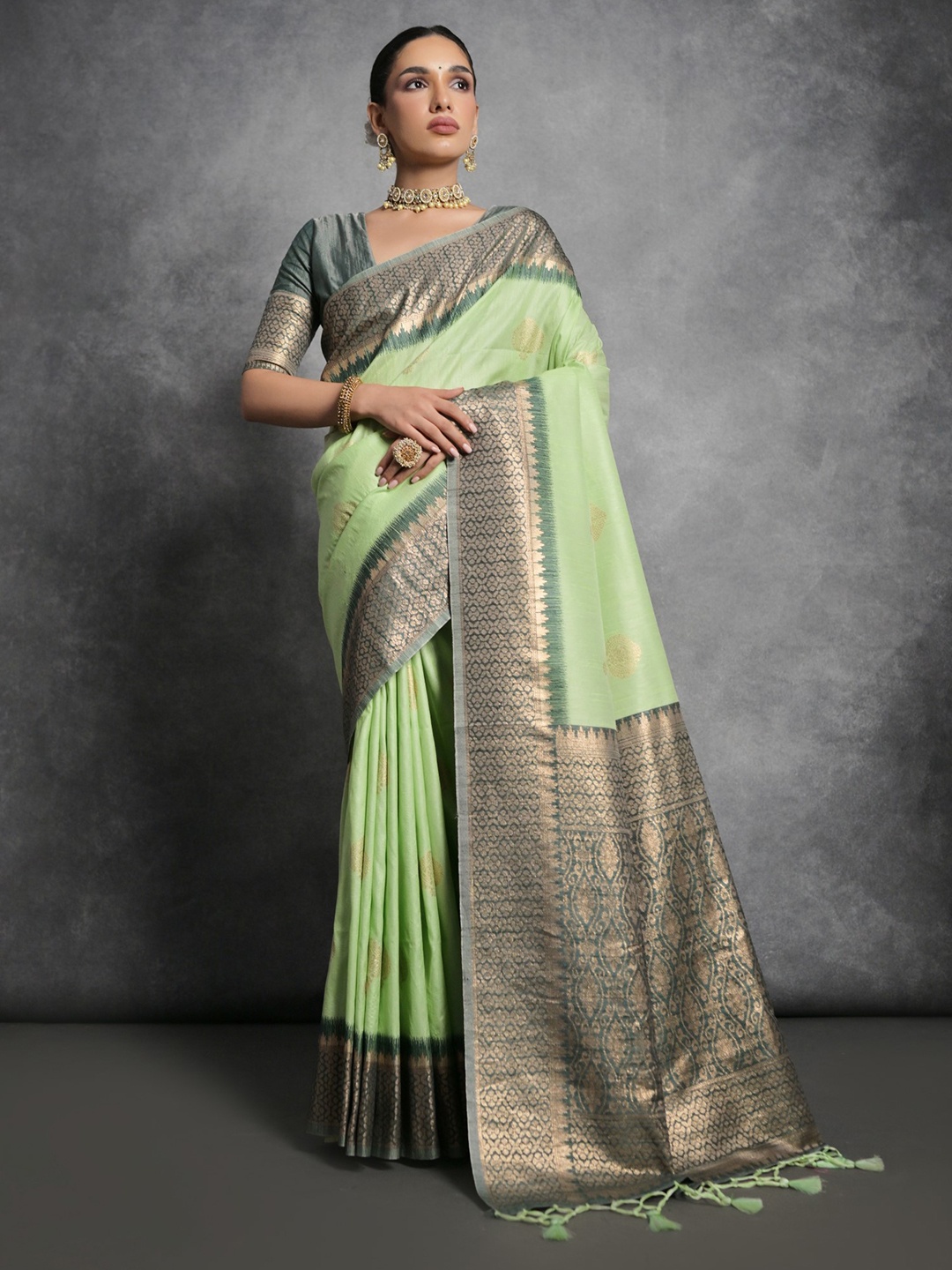 

VISHNU WEAVES Woven Design Zari Pure Silk Tussar Saree, Green