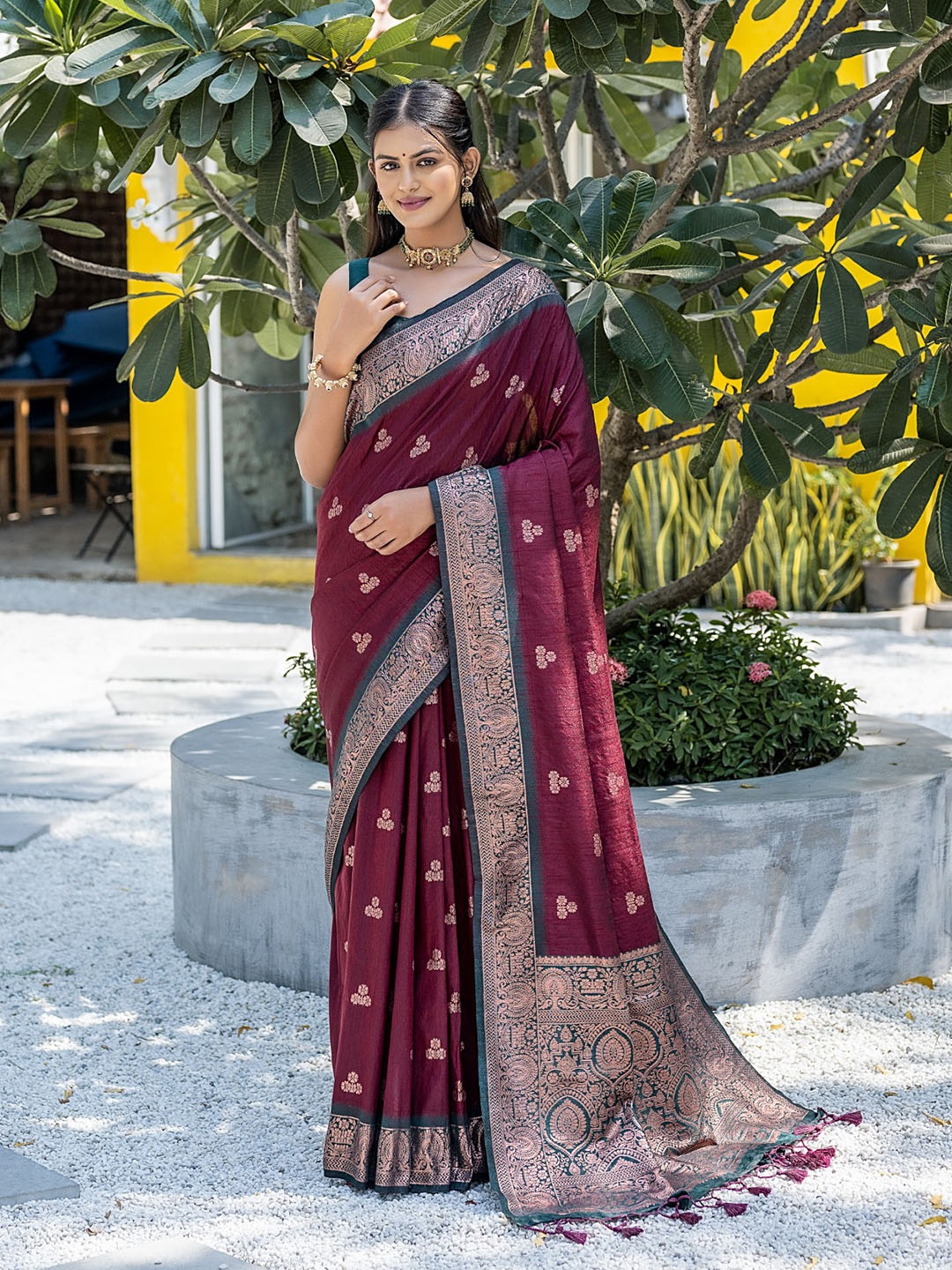 

VISHNU WEAVES Ethnic Motifs Woven Design Zari Pure Silk Banarasi Saree, Maroon