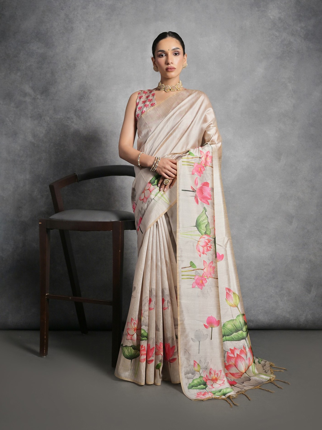 

VISHNU WEAVES Floral Printed Zari Tussar Saree With Tassels, Cream