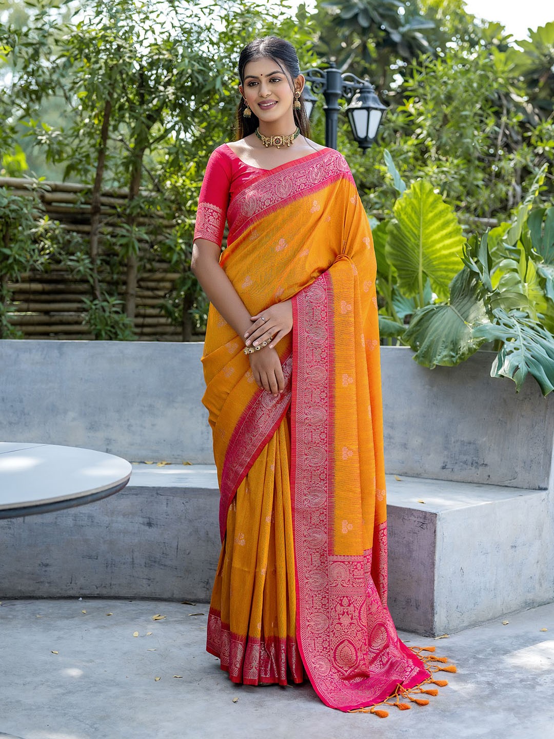 

VISHNU WEAVES Woven Design Ethnic Motifs Zari Pure Silk Banarasi Saree, Yellow