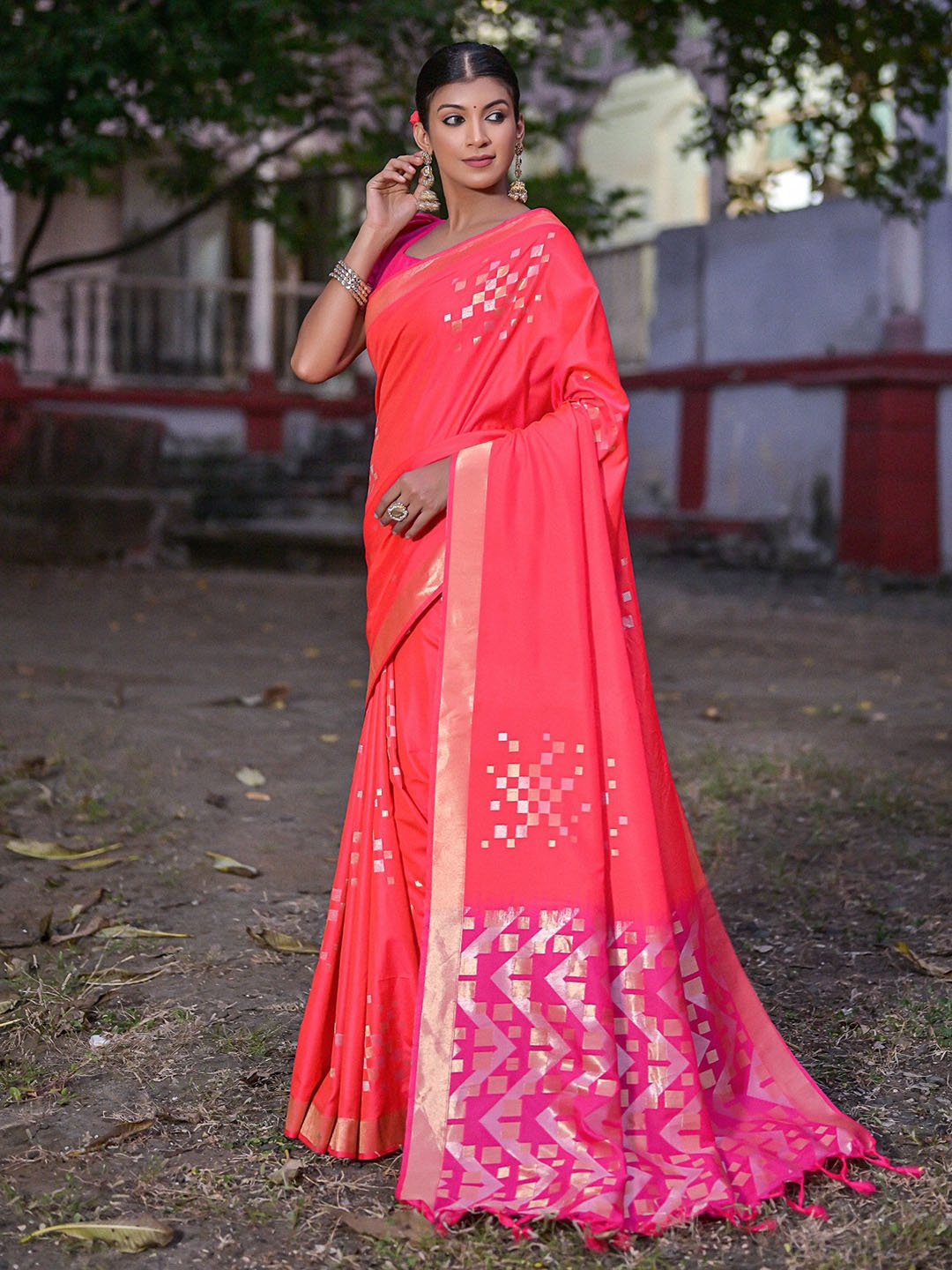 

VISHNU WEAVES Woven Design Zari Silk Blend Banarasi Saree, Coral