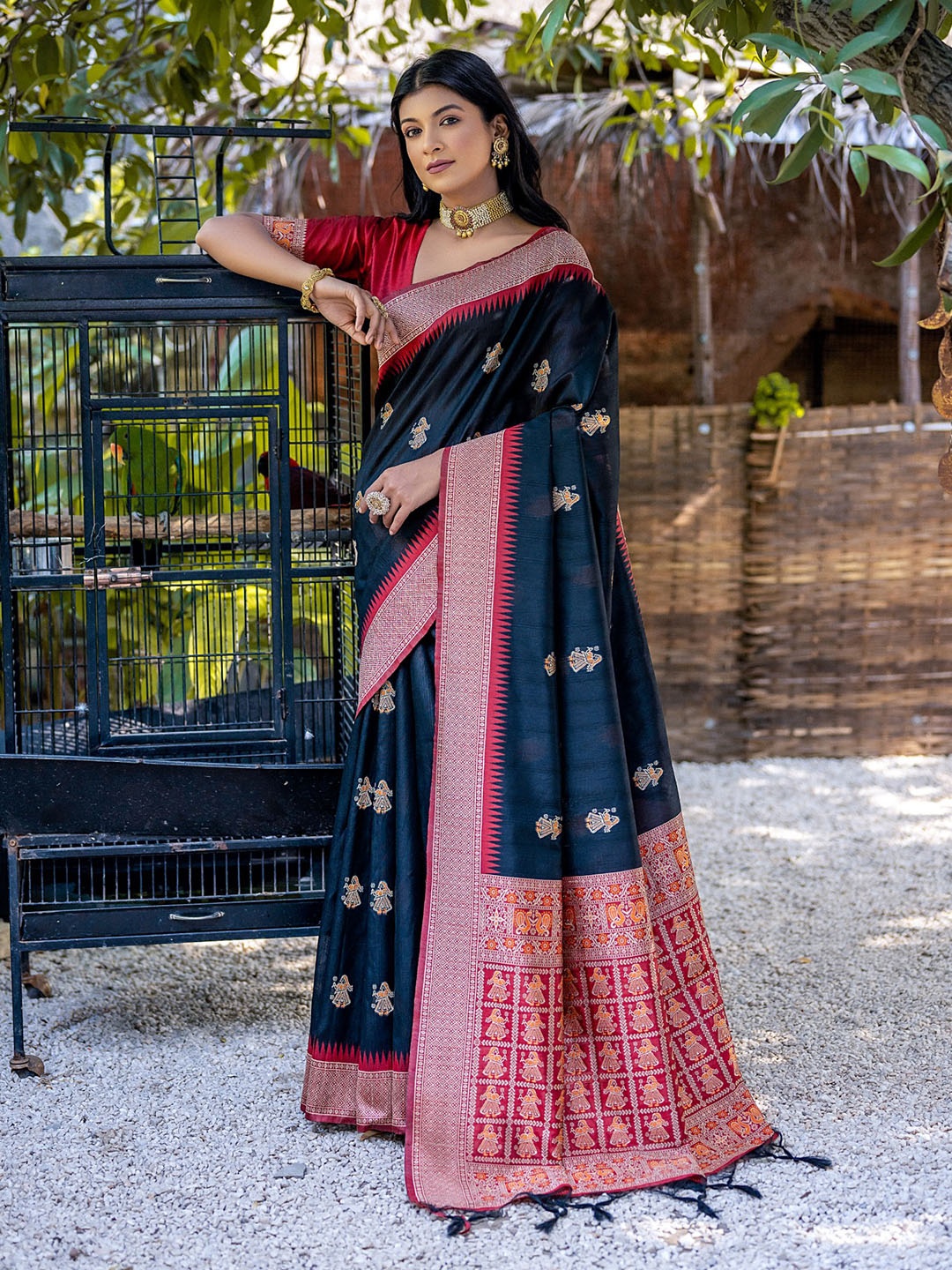 

VISHNU WEAVES Woven Design Zari Pure Silk Tussar Saree, Black