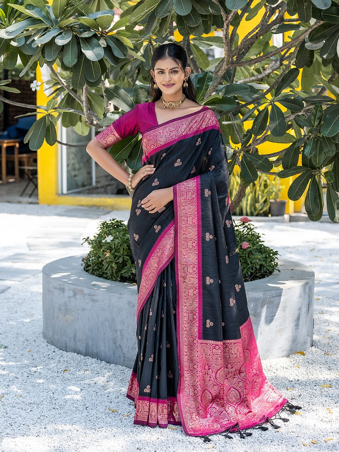 

VISHNU WEAVES Ethnic Motifs Zari Pure Silk Banarasi Saree, Black