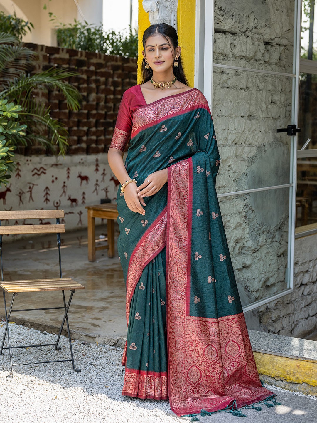 

VISHNU WEAVES Woven Design Zari Pure Silk Banarasi Saree, Green