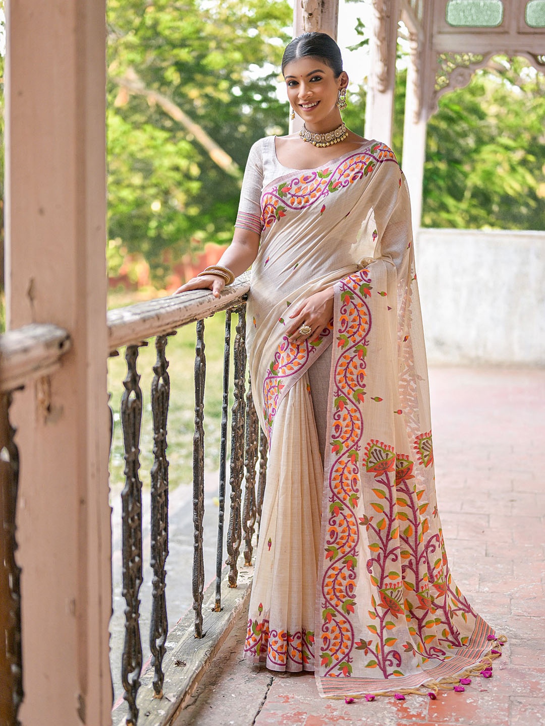 

VISHNU WEAVES Woven Design Floral Thread Woven Pure Cotton Muga Saree, Beige