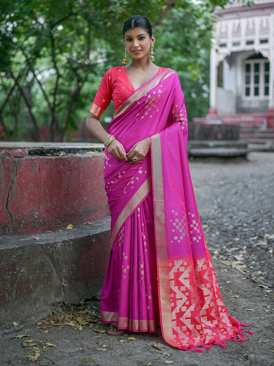 

VISHNU WEAVES Geometric Woven Design Zari Banarasi Saree, Magenta