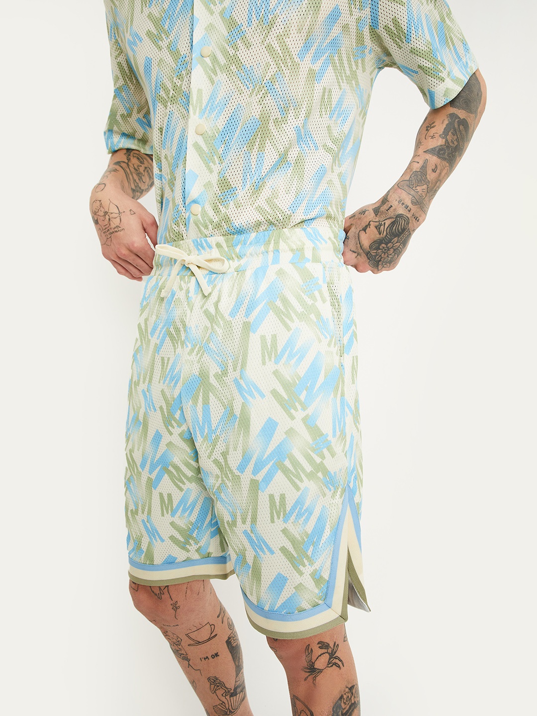 

max Men Typography Printed Mid Rise Shorts, Beige