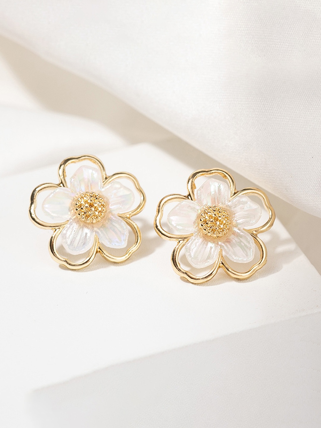 

VAGHBHATT Gold Plated Floral Studs Earrings, White