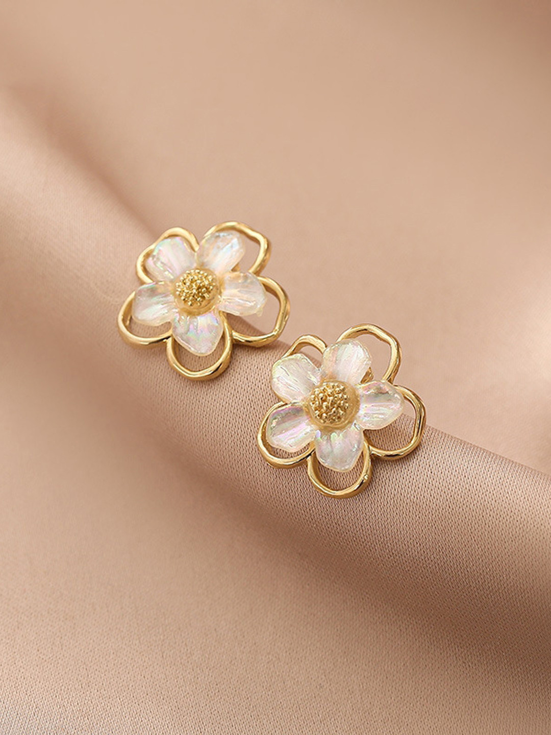 

VAGHBHATT Gold-Plated Floral Shaped Studs Earrings