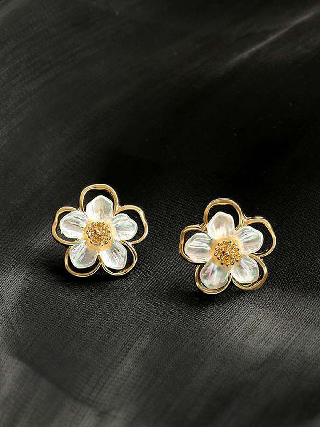 

FIMBUL Gold-Plated Floral Studs Earrings