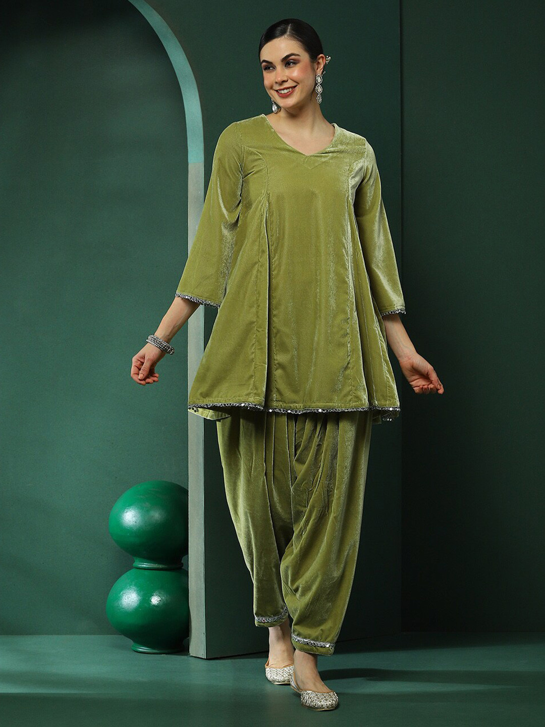 

AKS Couture V-Neck Regular Velvet Kurta with Palazzos, Green