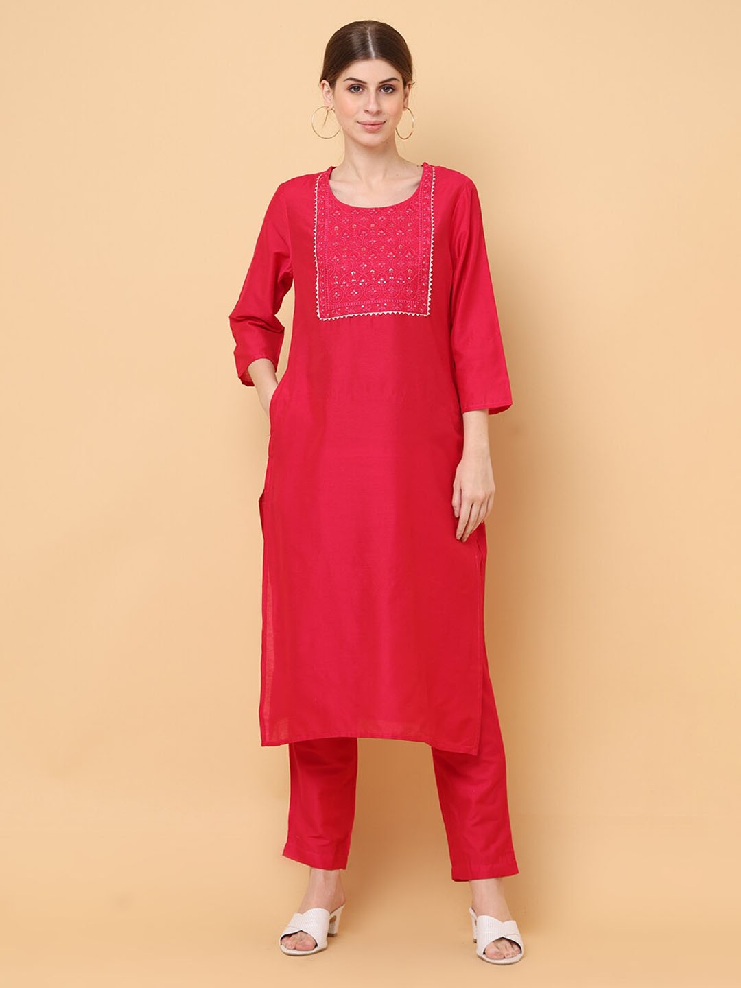 

aayusika Floral Embroidered Regular Gotta Patti Straight Kurta with Trousers, Pink