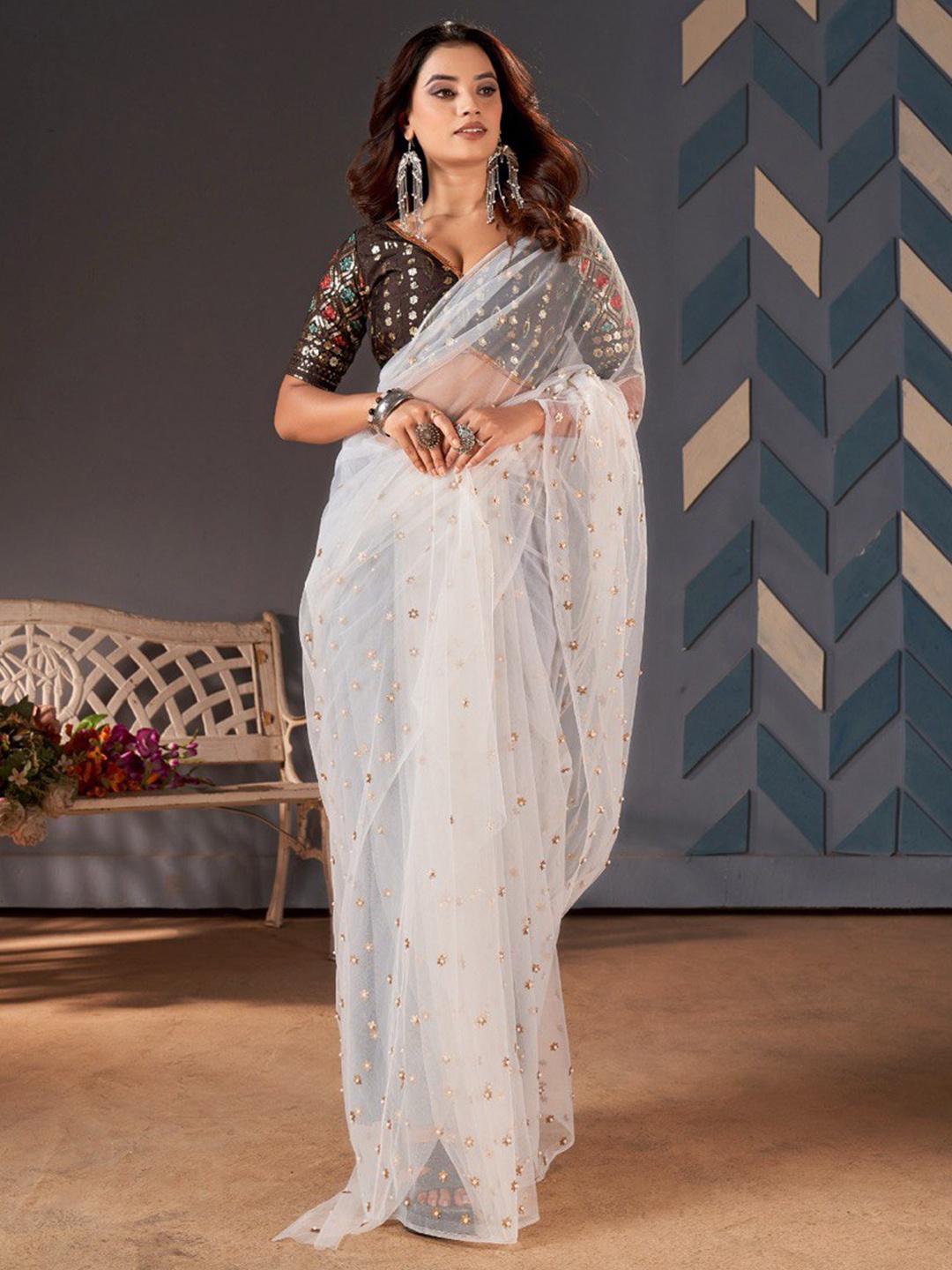 

Jinal & Jinal White & Gold-Toned Embellished Beads and Stones Net Saree