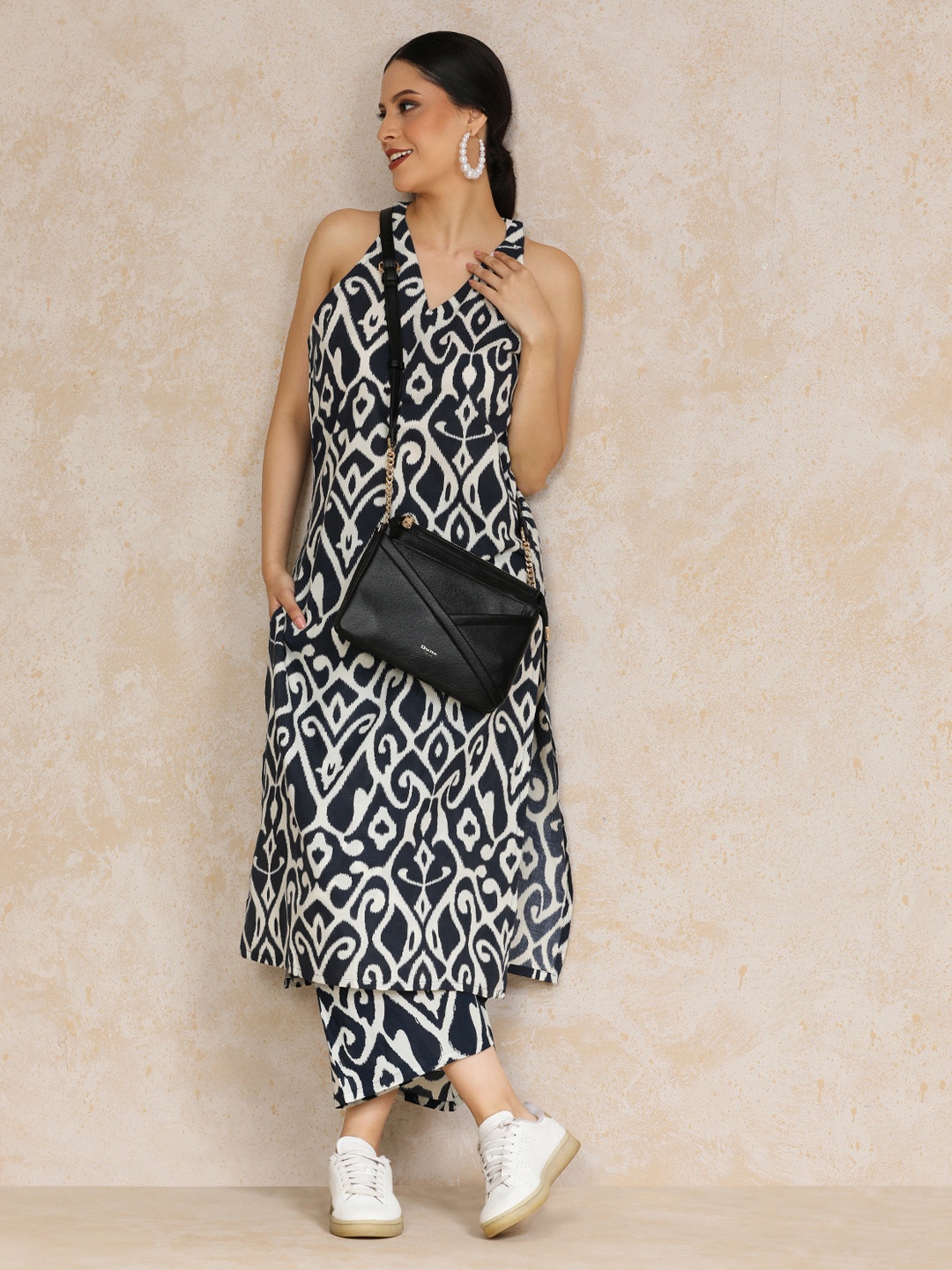 

Varanga Navy Blue Ikat Printed Pure Cotton Sleeveless Kurta with Palazzo