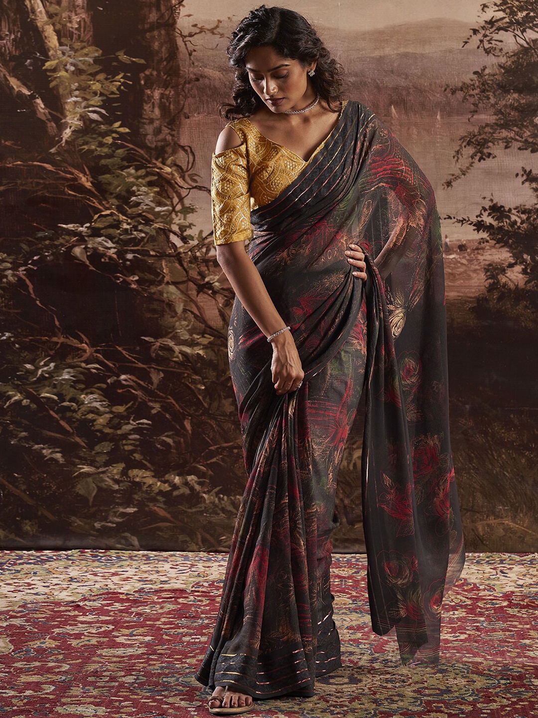 

Satrani Grey & Red Abstract Printed Zari Saree