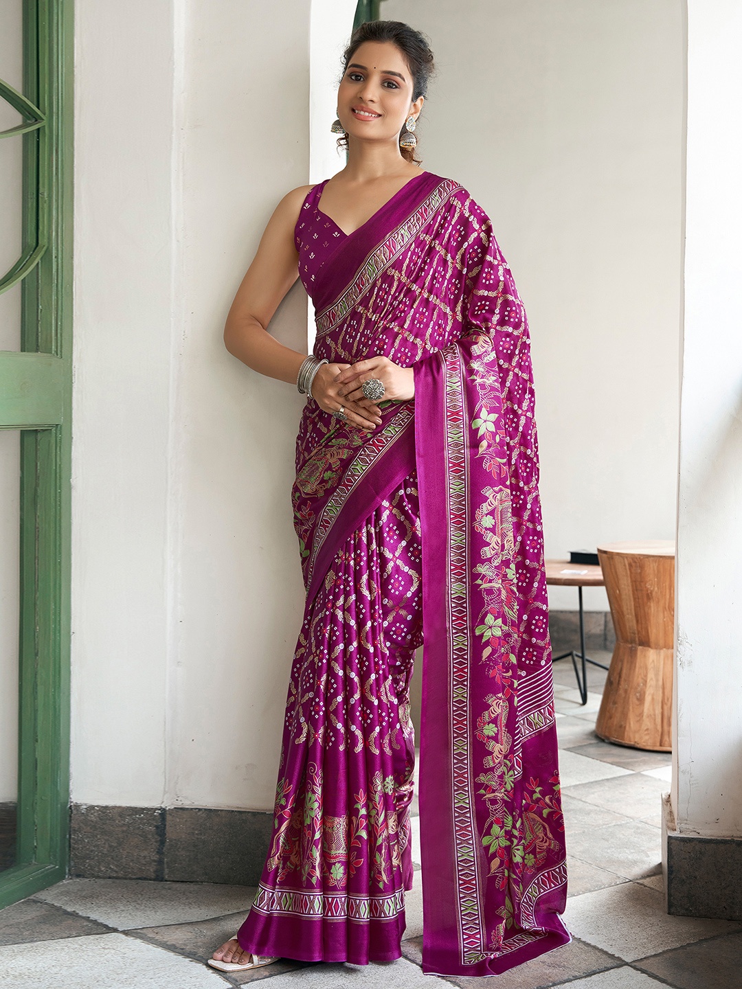 

Satrani Pink & Green Bandhani Printed Bandhani Saree