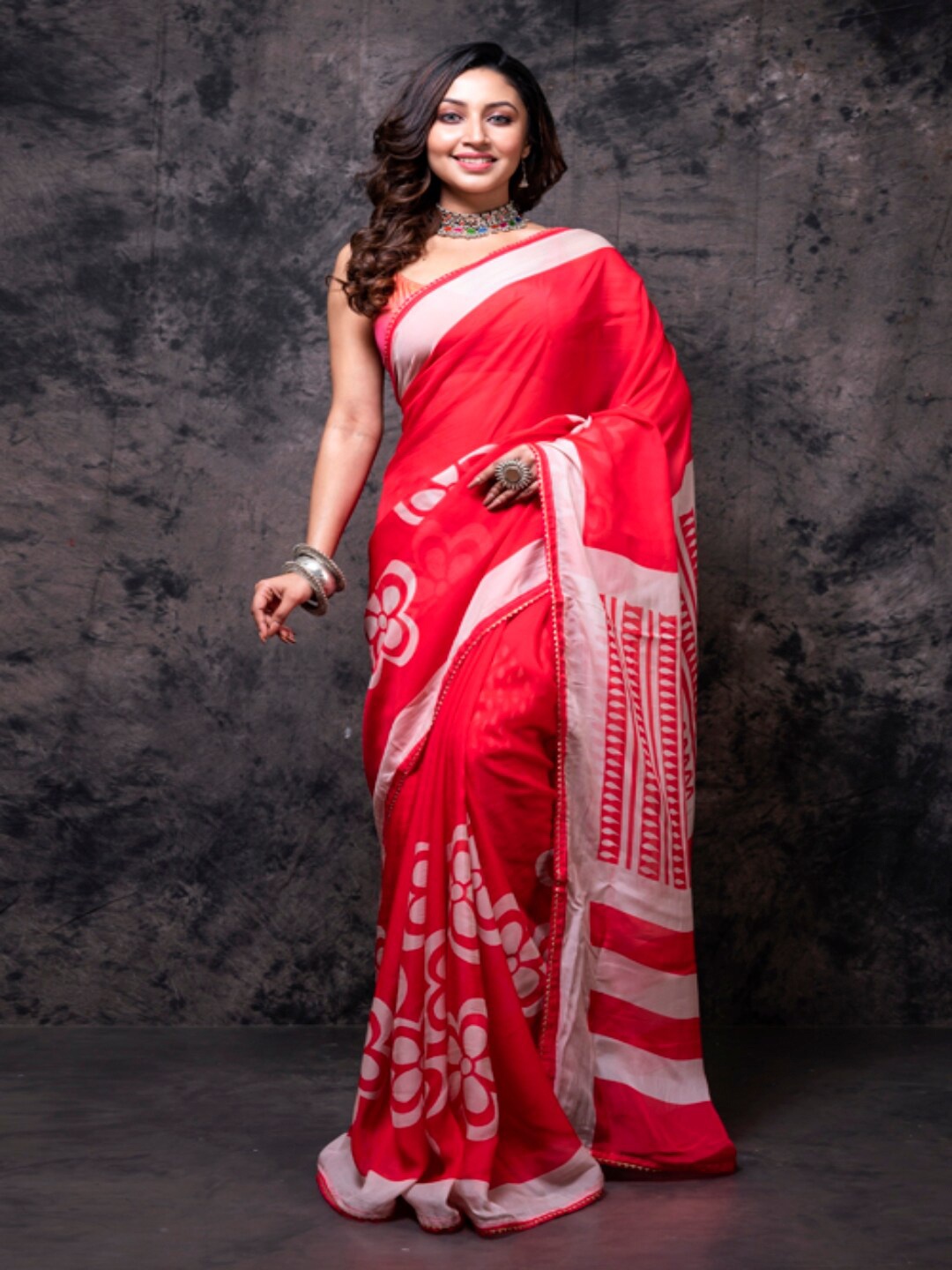

Morchari Floral Printed Organza Saree, Red