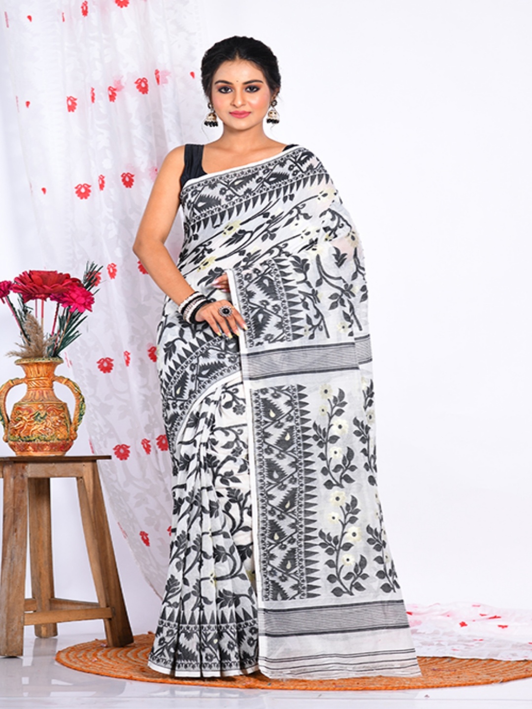 

Morchari Woven Design Floral Pure Cotton Jamdani Saree, Off white
