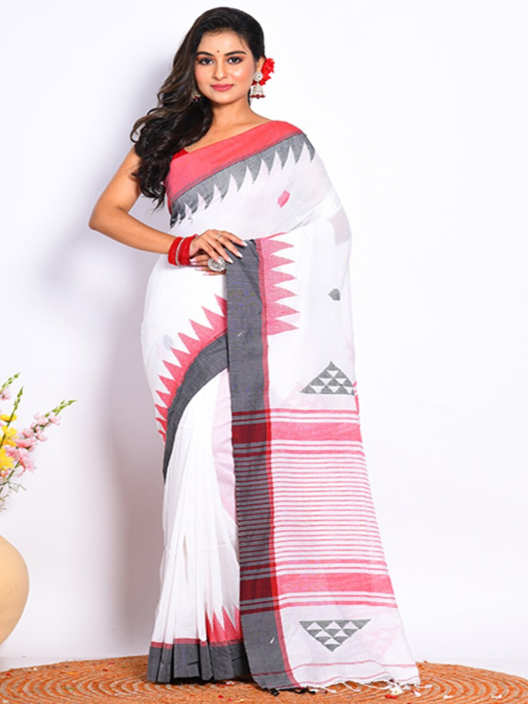 

Morchari Geometric Printed Saree, White