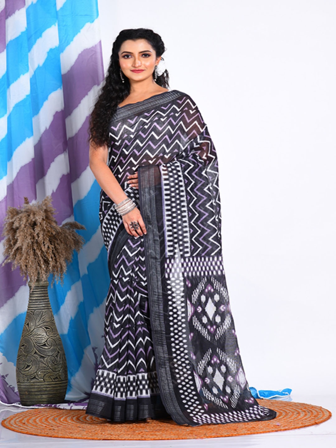 

Morchari Geometric Printed Zari Saree, Grey