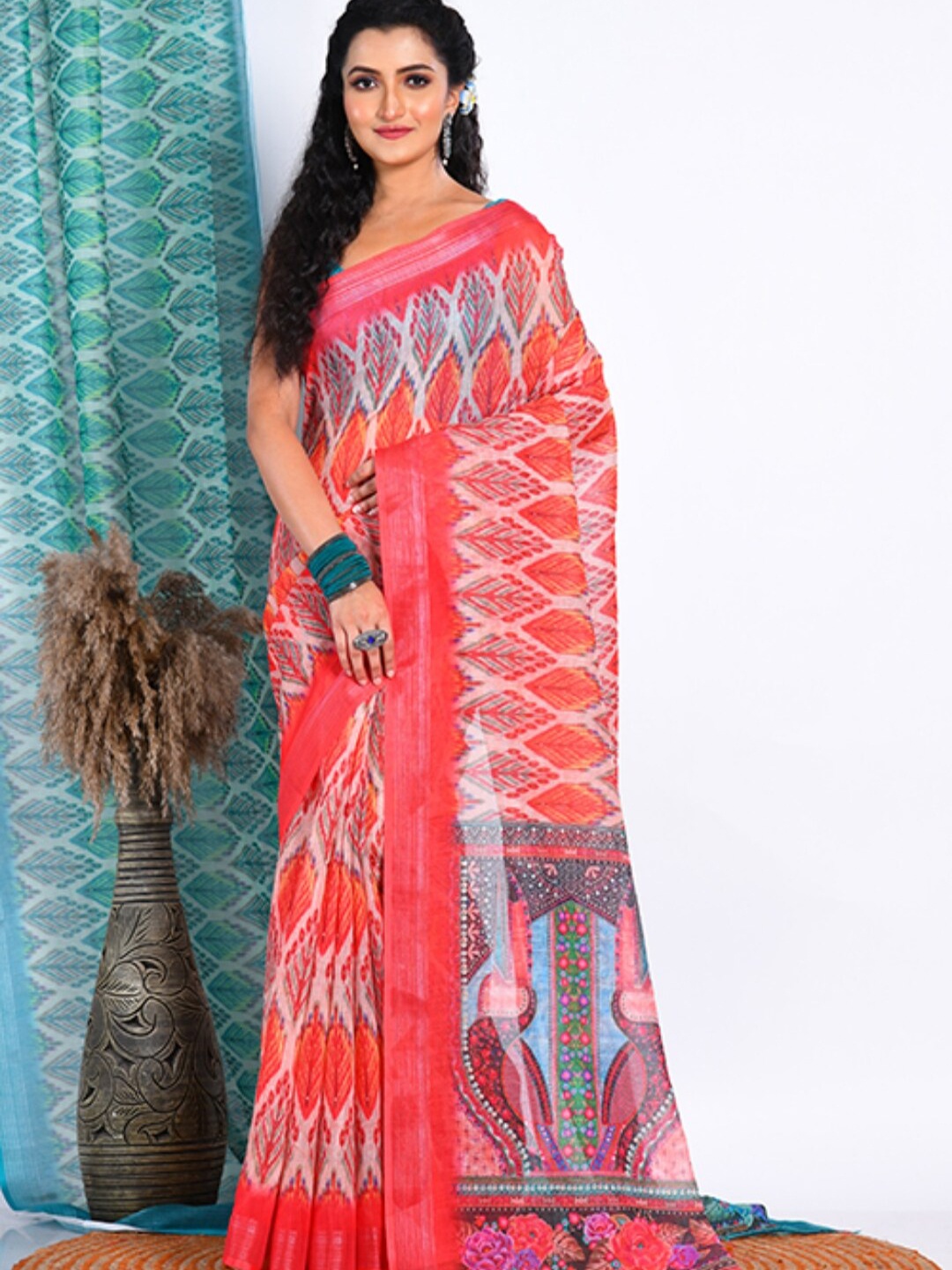 

Morchari Geometric Printed Zari Saree, Red