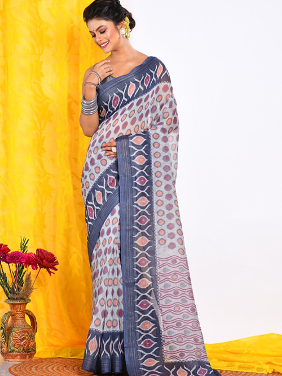

Morchari Geometric Printed Zari Saree, White