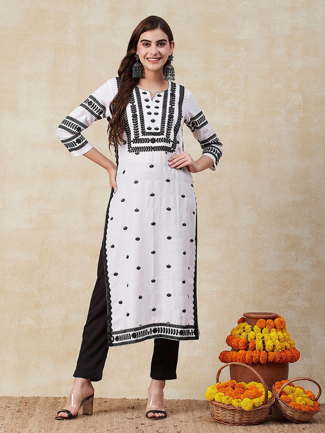 

GoSriKi Floral Chikankari Embroidered Notch Neck Regular Sleeves Straight Kurta, White