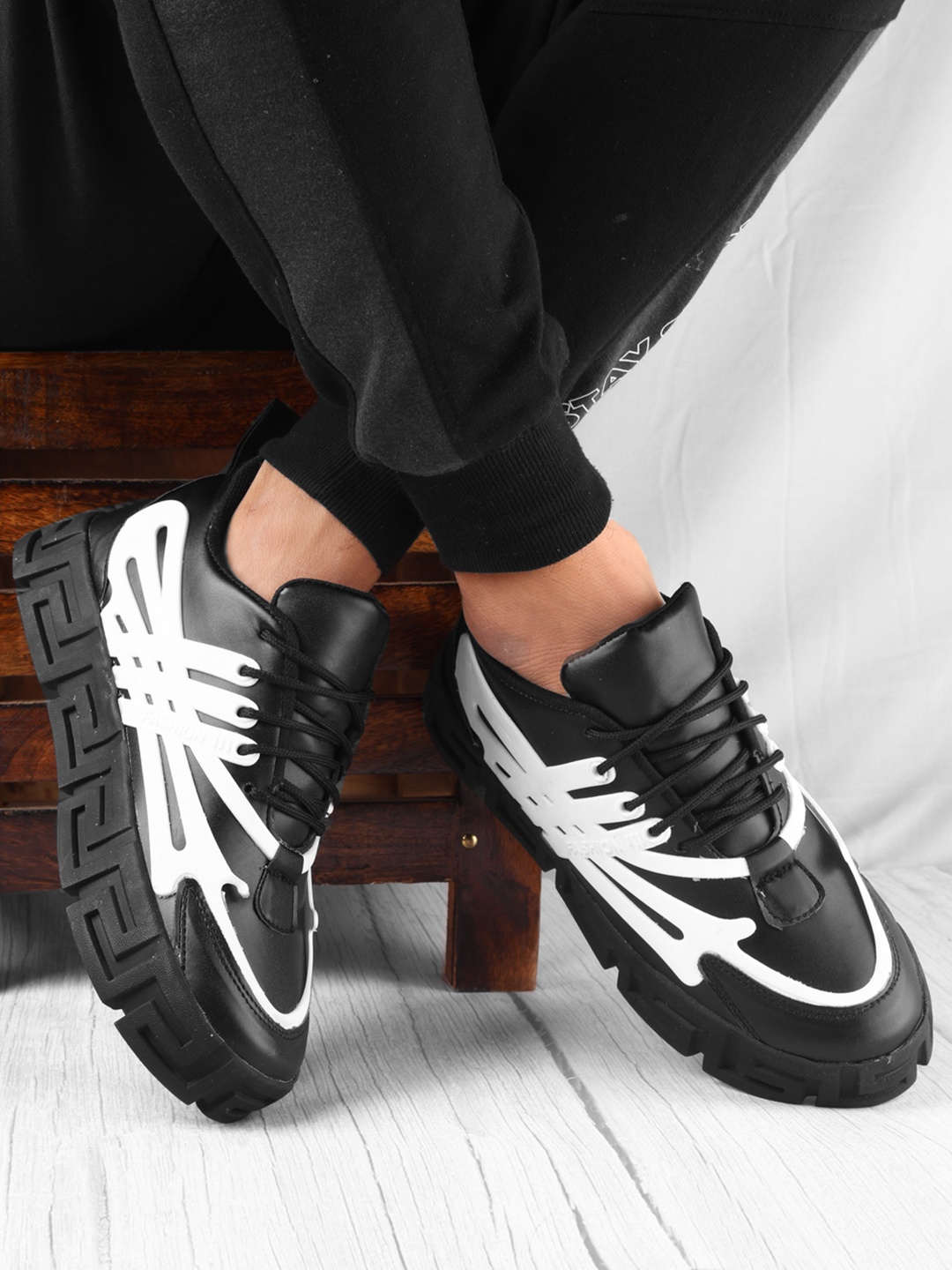 

Woakers Men Striped Lace-Ups Sneakers, Black
