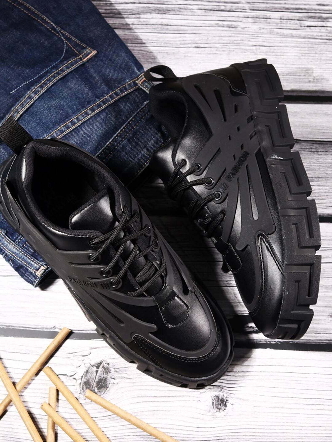 

Woakers Men Round Toe Mid-Top Lace-Ups Sneakers, Black