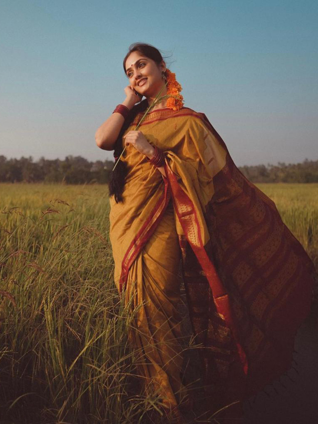 

DIVASTRI Woven Design Ethnic Motifs Zari Pure Silk Kanjeevaram Saree, Yellow