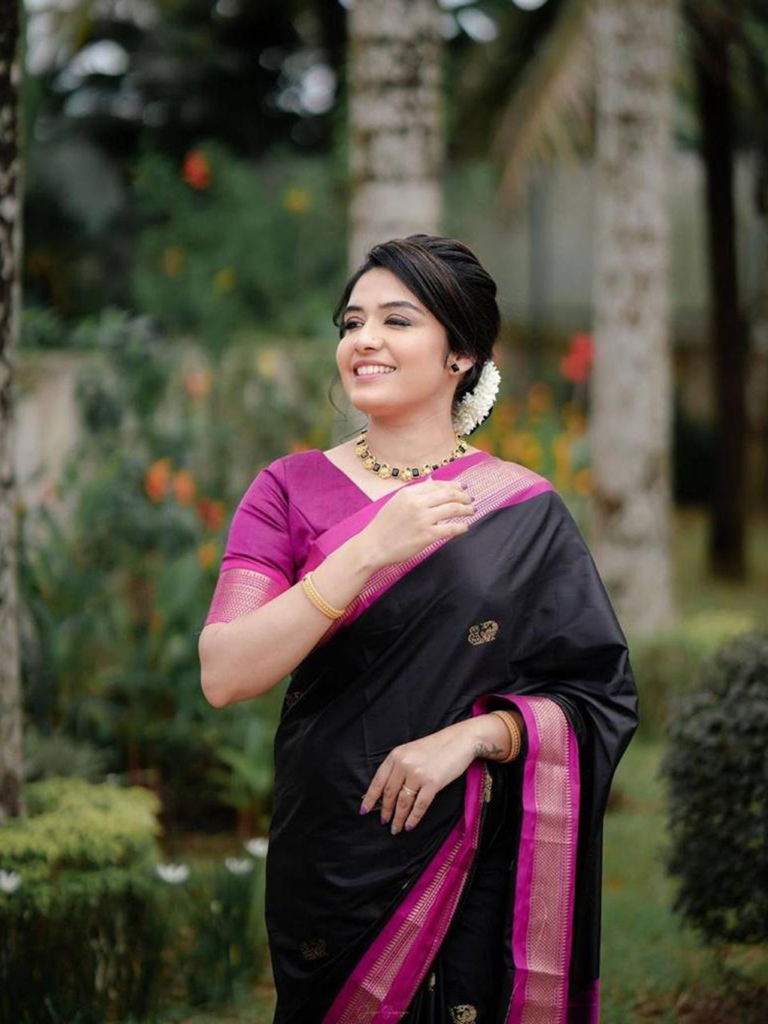 

DIVASTRI Ethnic Woven Design Zari Pure Silk Kanjeevaram Saree, Black
