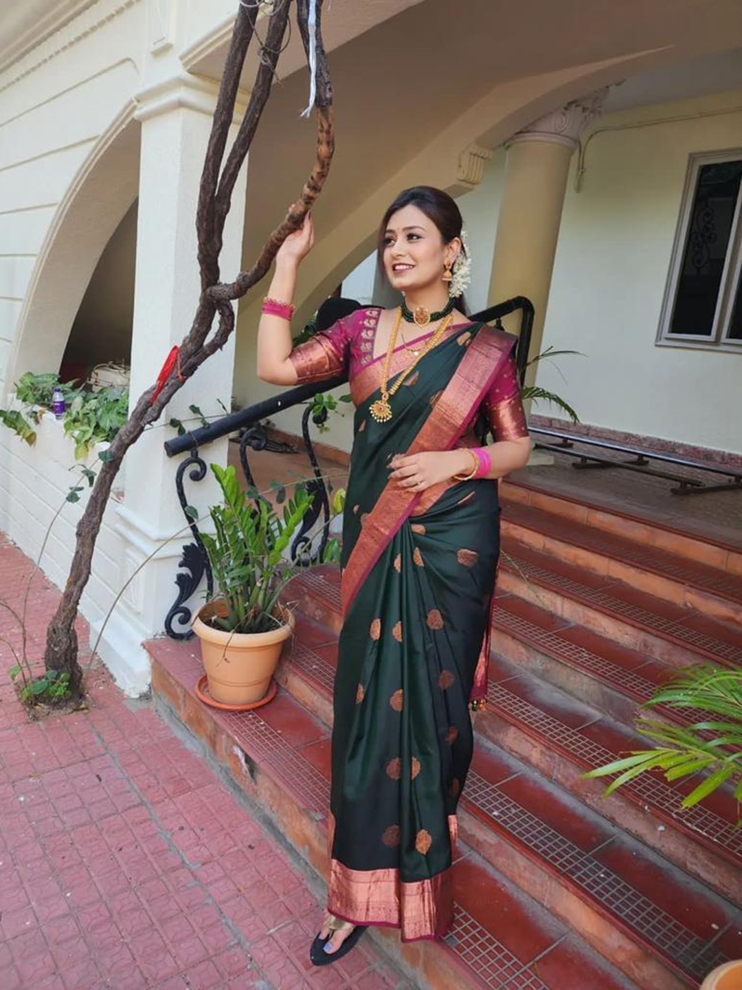 

DIVASTRI Ethnic Woven Design Zari Pure Silk Kanjeevaram Saree, Green