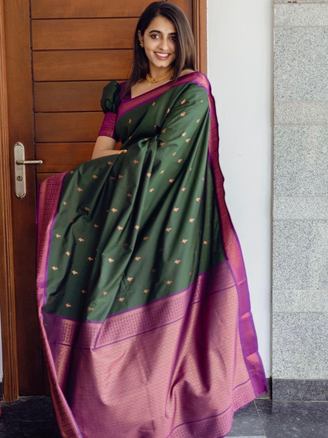 

DIVASTRI Ethnic Motifs Woven Design Zari Pure Silk Kanjeevaram Saree, Green
