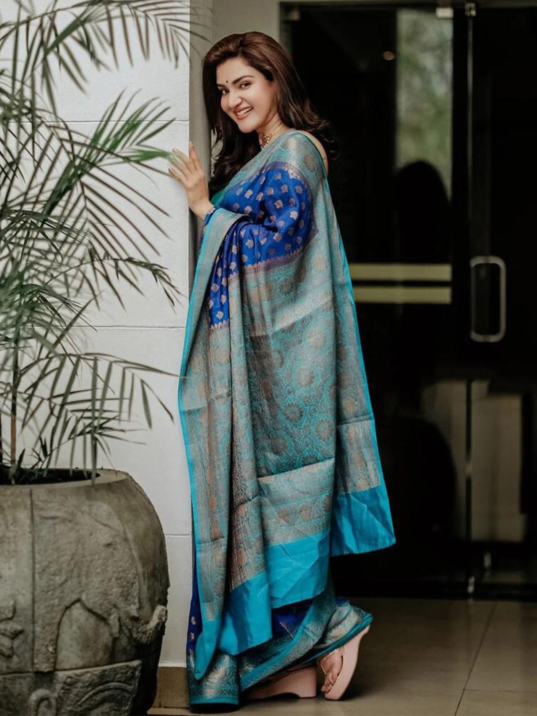 

DIVASTRI Floral Woven Design Zari Pure Silk Kanjeevaram Saree, Blue