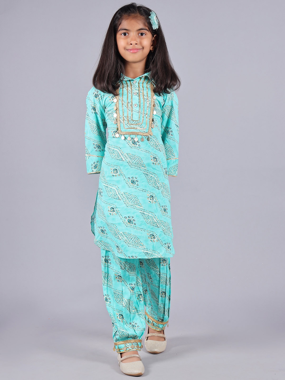 

BAESD Girls Bandhani Printed Shirt Collar Straight Kurta With Pyjamas, Turquoise blue