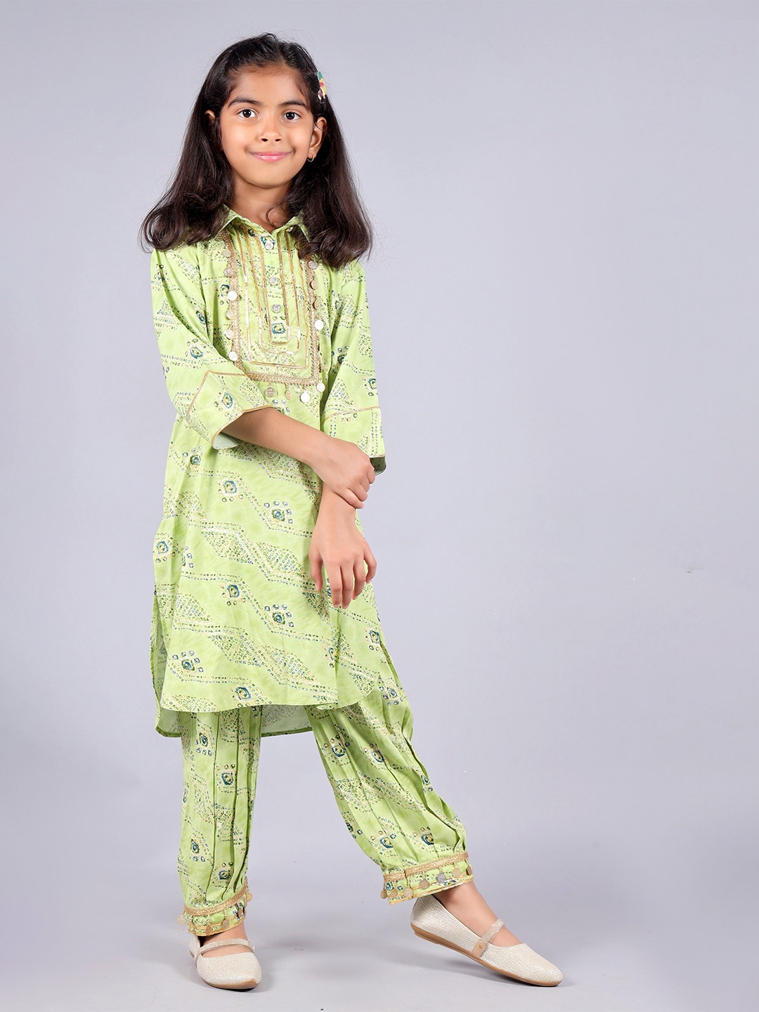 

BAESD Girls Bandhani Printed Shirt Collar Regular Gotta Patti Straight Kurta with Trousers, Green