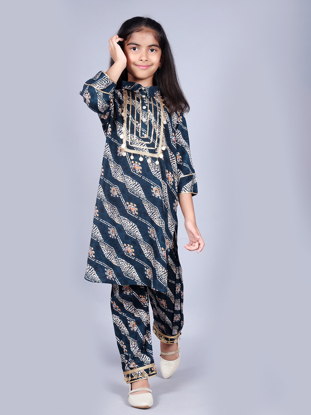 

BAESD Girls Bandhani Printed Shirt Collar Straight Kurta With Pyjama, Blue