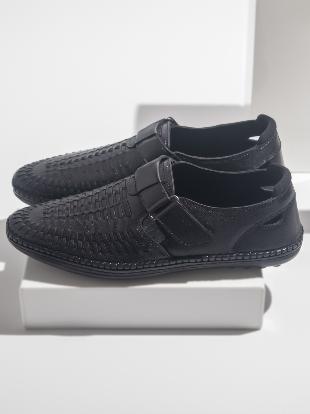 

ATESBER by Inc.5 Men Textured Leather Shoe-Style Sandals, Black