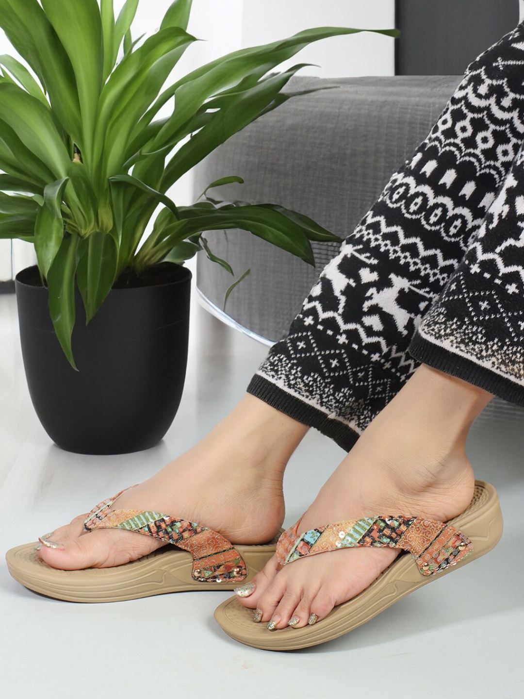 

Carlton London sports Embellished Open Toe Flats, Beige